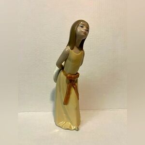 Lladro Dasia 1978 girl with hat figurine